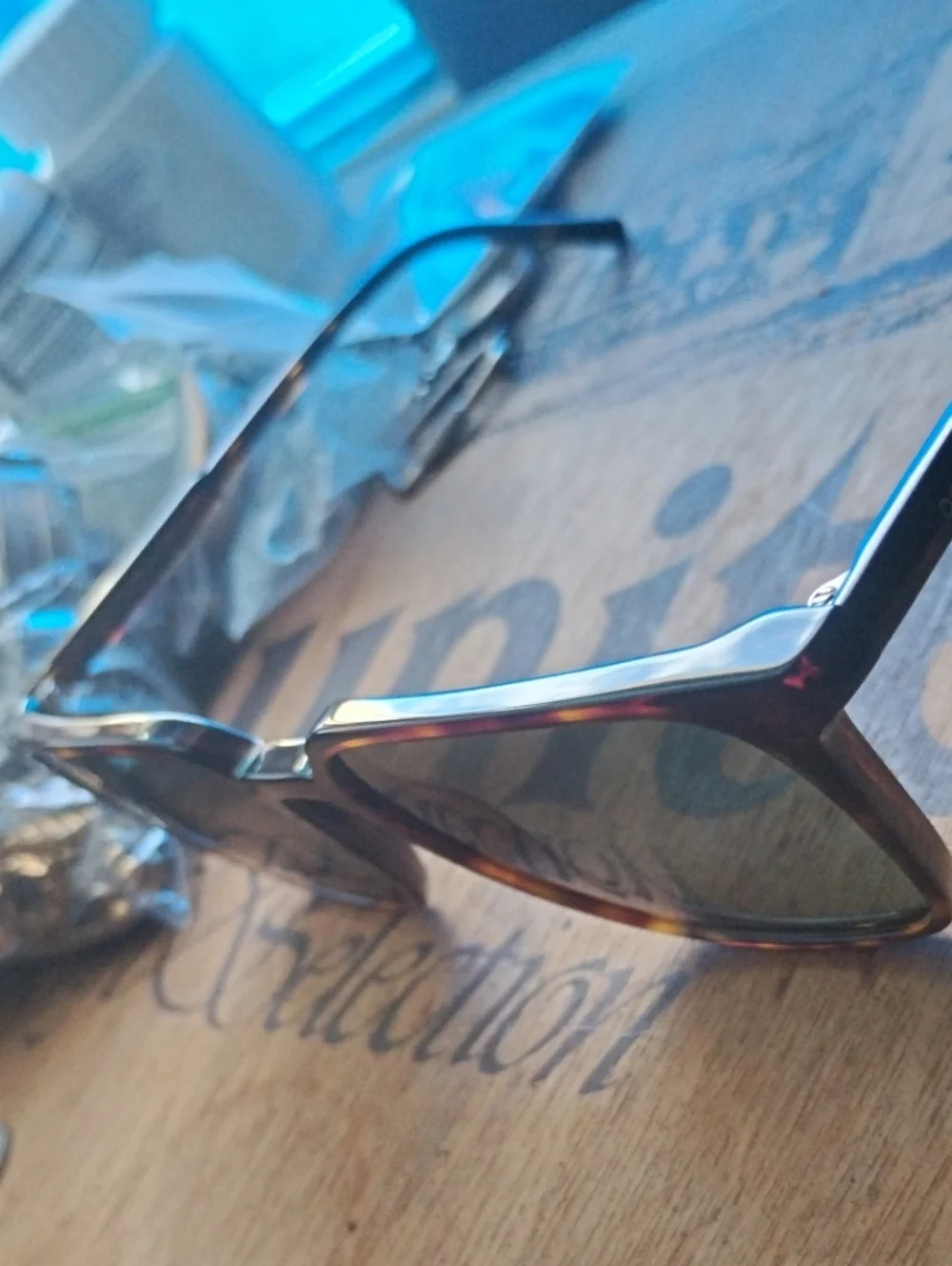 Men's Tortoiseshell Sunglasses - Classic Brown Frame